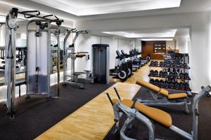 安曼安曼万豪酒店的健身房拥有许多跑步机和机器