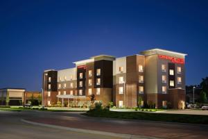 MarionTownePlace Suites Cedar Rapids Marion的夜间酒店建筑的 ⁇ 染