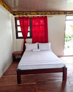 Wikungo Hotel客房内的一张或多张床位