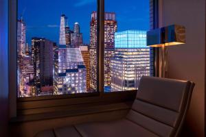 纽约纽约时代广场W酒店的窗户,享有夜间城市天际线的景色