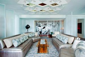 纽约纽约时代广场W酒店的客厅配有两张沙发和一个吊灯。