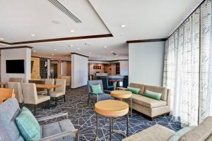布兰奇堡帕克TownePlace Suites by Marriott Bridgewater Branchburg的带沙发和桌子的等候室