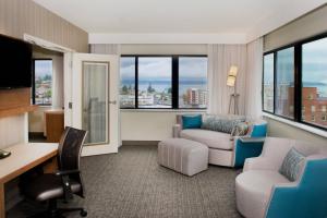 埃弗里特西雅图埃弗里特市区万怡酒店的酒店客房配有书桌、椅子和窗户。