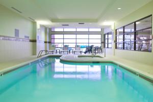 埃弗里特西雅图埃弗里特市区万怡酒店的大楼内的一个蓝色海水游泳池