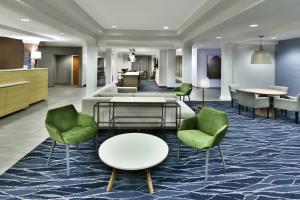 里士满Fairfield Inn & Suites by Marriott Richmond Innsbrook的大堂设有绿色椅子和桌子