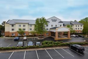 里士满Fairfield Inn & Suites by Marriott Richmond Innsbrook的享有酒店空中景色,设有停车场