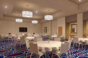 费耶特维尔SpringHill Suites by Marriott Fayetteville Fort Liberty的宴会厅配有桌椅和灯光
