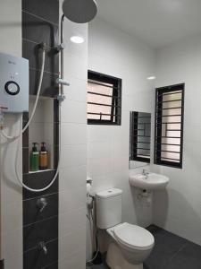莎阿南H+M Residence [5min]to Setia City Convention的一间带卫生间和水槽的浴室
