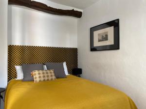 Pinos del Valle卡萨艾尔德乐克林酒店的一间卧室配有一张黄色毯子床