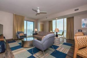 默特尔比奇Residence Inn by Marriott Myrtle Beach Oceanfront的客厅配有沙发和桌子