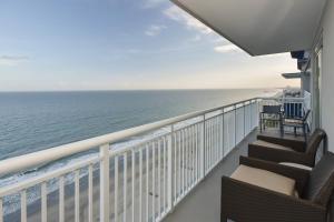 默特尔比奇Residence Inn by Marriott Myrtle Beach Oceanfront的从游轮阳台上可欣赏到海景