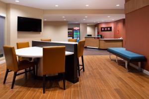 切斯特菲尔德TownePlace Suites by Marriott St. Louis Chesterfield的一间设有桌椅的等候室