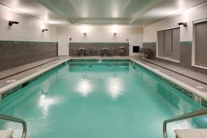 切斯特菲尔德TownePlace Suites by Marriott St. Louis Chesterfield的大楼内的一个蓝色海水游泳池