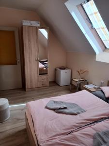 博加奇Fülöpsziget vendégház的一间卧室设有一张大床和天窗