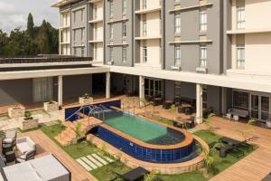 奥韦里Protea Hotel by Marriott Owerri Select的享有带游泳池的建筑的空中景致