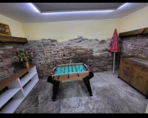 RomanswillerGîte Dubois的石墙前设有桌子的房间