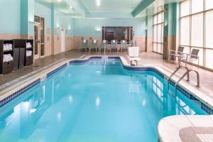 匹兹堡万豪匹兹堡北岸春季山丘套房酒店的蓝色的大游泳池,位于酒店客房内