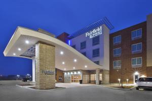 大布兰克Fairfield Inn & Suites by Marriott Flint Grand Blanc的大楼前有停车位的酒店