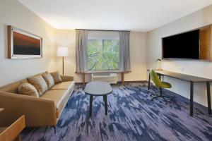 大布兰克Fairfield Inn & Suites by Marriott Flint Grand Blanc的酒店客房设有沙发、桌子和书桌