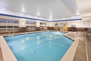 大布兰克Fairfield Inn & Suites by Marriott Flint Grand Blanc的蓝色的大游泳池,位于酒店客房内