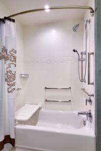 卡斯珀Residence Inn by Marriott Casper的白色的浴室设有浴缸和卫生间。