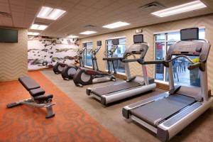 卡斯珀Residence Inn by Marriott Casper的健身房设有数台跑步机和有氧运动器材