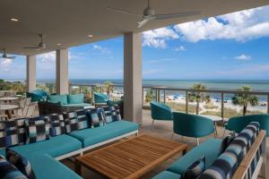 默特尔比奇SpringHill Suites by Marriott Myrtle Beach Oceanfront的一间享有海滩美景的餐厅