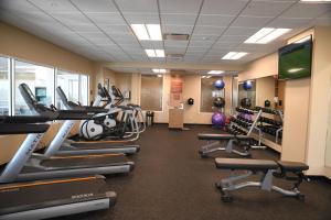 堪萨斯城TownePlace Suites Kansas City At Briarcliff的健身房设有跑步机和椭圆机