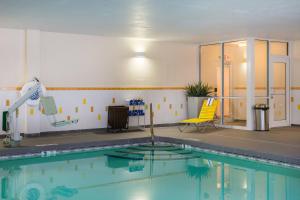 奥利安奥林万豪费尔菲尔德酒店的游泳池旁设有黄色椅子
