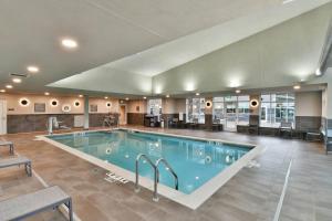 欧克莱尔Residence Inn by Marriott Eau Claire的在酒店房间的一个大型游泳池