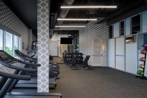 哥伦布Aloft Columbus的一间健身房,里面配有跑步机和椅子
