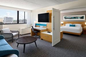 马斯基根Delta Hotels by Marriott Muskegon Convention Center的配有一张床和一张书桌的酒店客房