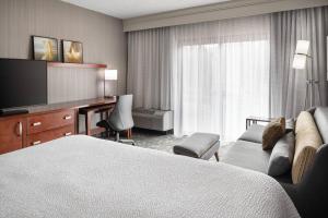 博尔德博尔德万怡酒店的配有一张床和一台平面电视的酒店客房