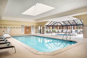 博尔德博尔德万怡酒店的一座位于酒店客房的游泳池,拥有大型天花板