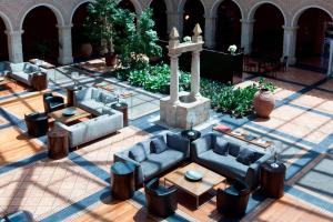 巴利亚多利德圣安娜帕拉西奥生活方式万豪AC酒店的享有庭院的顶部景致,设有沙发和桌子
