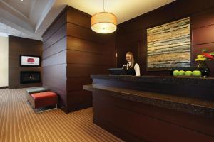 伦敦Residence Inn by Marriott London Canada的坐在酒店大堂酒吧的女人