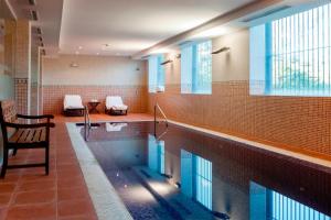 巴利亚多利德圣安娜帕拉西奥生活方式万豪AC酒店的一座大型游泳池,