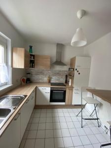 山麓布伦cozy apartment close to vienna的厨房配有水槽和炉灶 顶部烤箱