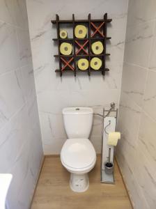 哈特Haus Jennifer的一间带卫生间的小浴室,墙上挂着一些盘子