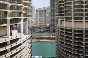 芝加哥芝加哥市中心奥特格拉芙收藏®酒店的两座高楼之间的河流景观