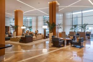 巴拿马城JW Marriott Panama的大楼内一个带沙发和椅子的大堂