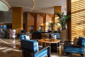 巴拿马城JW Marriott Panama的大楼内带桌椅的大堂