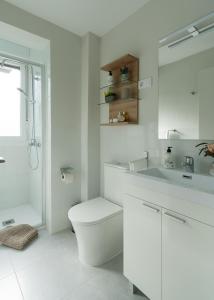 巴拉卡Apartamento Hospital Cruces - BEC的白色的浴室设有卫生间和水槽。