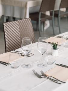 马里纳-迪-皮特拉桑塔米尔顿酒店 的一张桌子,上面放有酒杯和餐巾