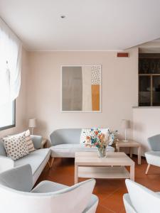 马里纳-迪-皮特拉桑塔米尔顿酒店 的带沙发和桌子的客厅