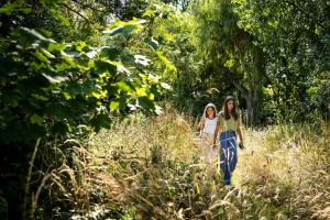 奥斯坦德les Cabanes d'Ostende的两个女孩在树林里走上一条小径