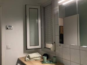 布雷斯特Cozy'Nest的一间带水槽和镜子的浴室