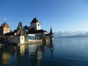 AmsoldingenFerienwohnung Amsoldingen, Berner Oberland, Thunersee Schweiz mit herrlicher Aussicht auf Stockhorn的一座位于大水体中间的城堡