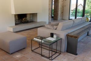 纳尔尼Relais Casale Valigi的带沙发和壁炉的客厅
