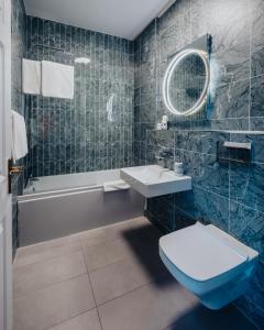基尔基Bay View Hotel的浴室配有卫生间、盥洗盆和浴缸。